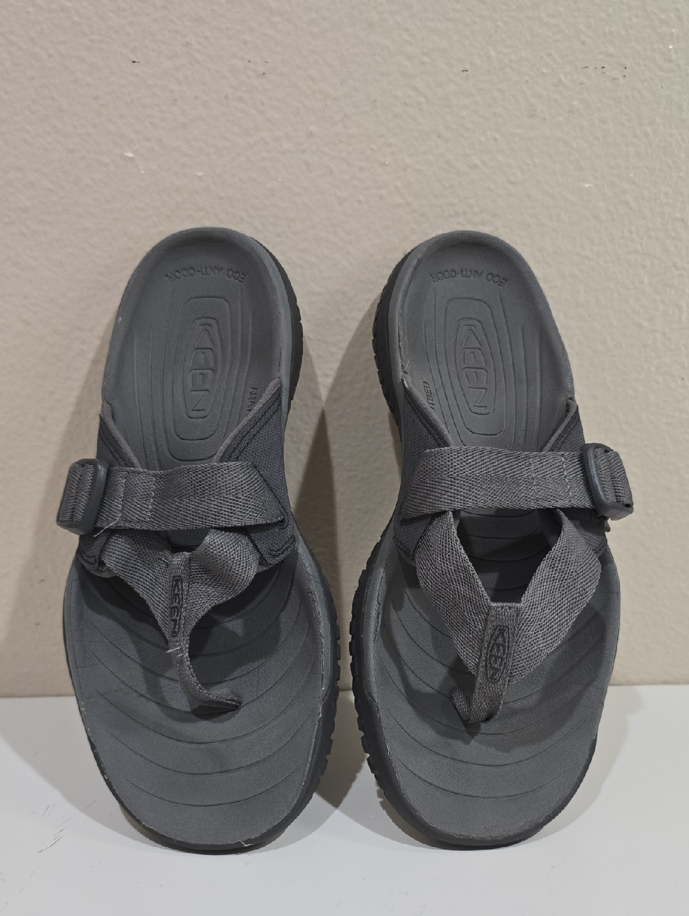 Keen Gray Men's Toe-Post Sandals with Adjustable Strap